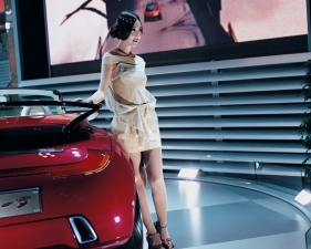 Jacqueline Hassink<br /> <em>Kia girl 2, Tokyo 2003 Tokyo Motor Show Tokyo, Japan (October 24, 2003)</em><br /> Chromogenic prints<br /> 37.5 x 31" &nbsp; &nbsp;Edition of 7<br /> 60 x 49" &nbsp; &nbsp;Edition of 7