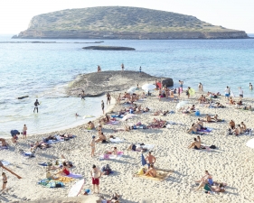 Massimo Vitali<br /> <em>Cala Conta Evening&nbsp;</em>(#D0014), 2017<br /> Chromogenic print with Diasec mount<br /> 71 x 95" &nbsp; &nbsp;Edition of 6